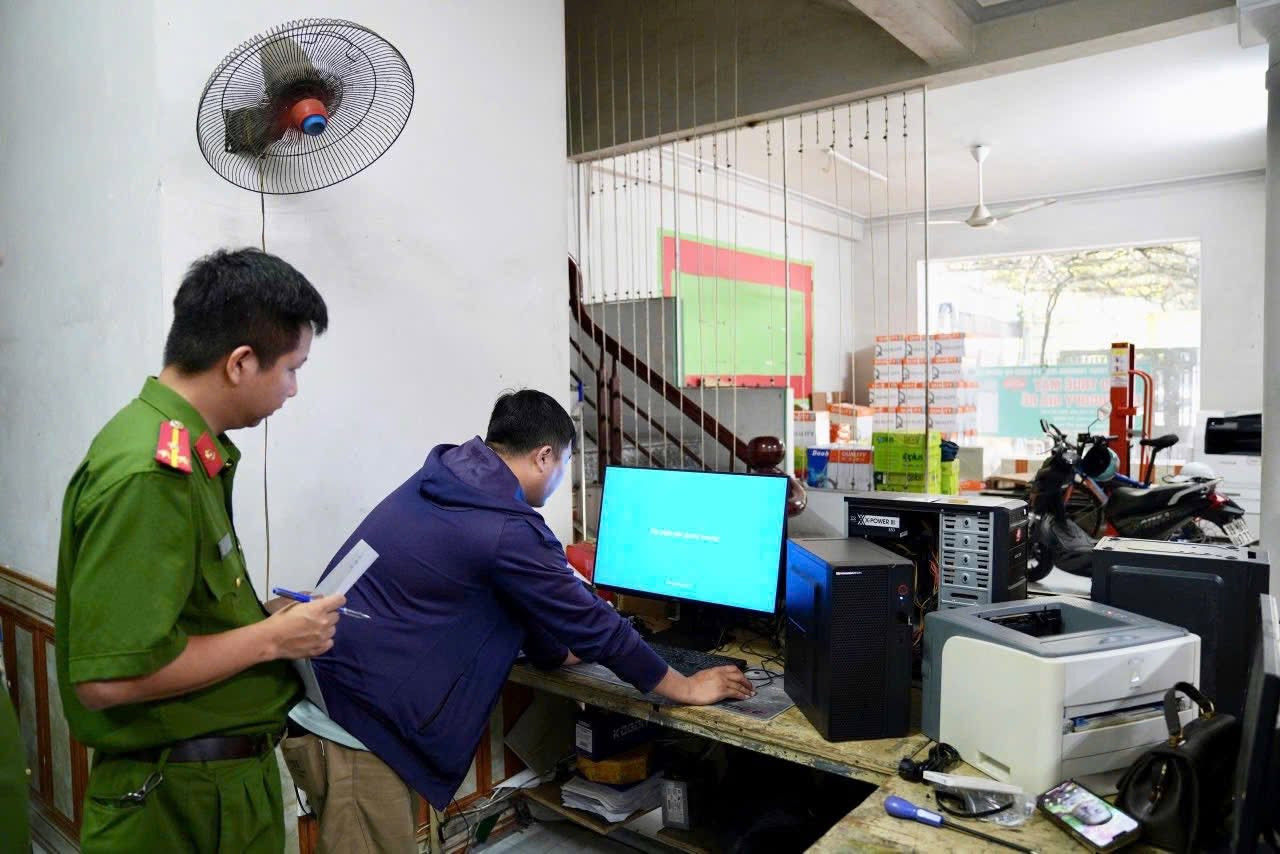 Hình ảnh cảnh sát khám xét trong vụ án bản quyền phần mềm đầu tiên trên cả nước - Ảnh 6
