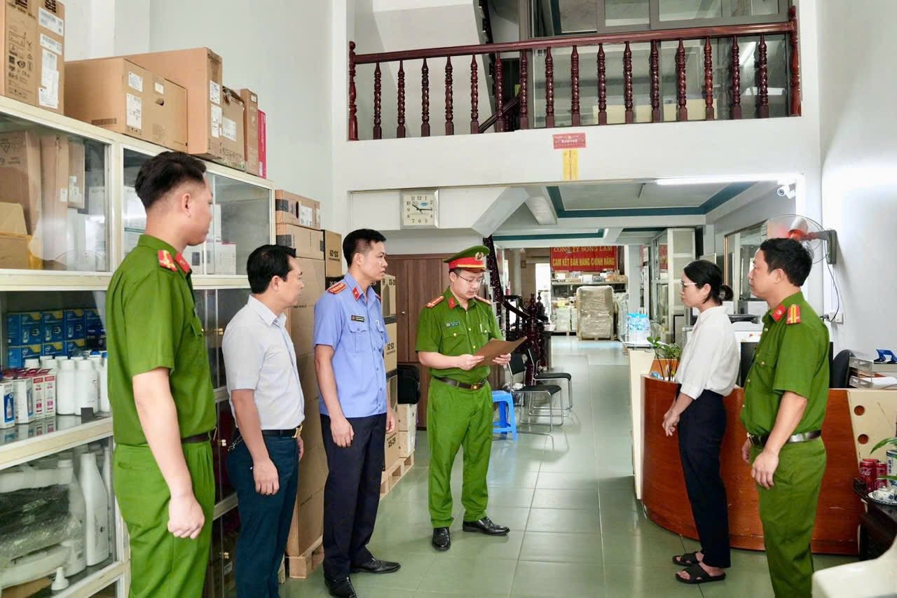 Hình ảnh cảnh sát khám xét trong vụ án bản quyền phần mềm đầu tiên trên cả nước - Ảnh 3