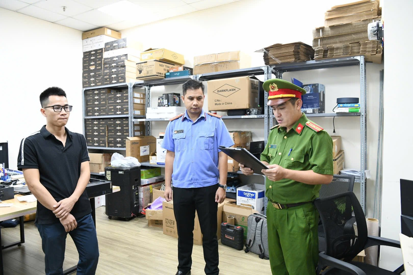 Hình ảnh cảnh sát khám xét trong vụ án bản quyền phần mềm đầu tiên trên cả nước - Ảnh 7