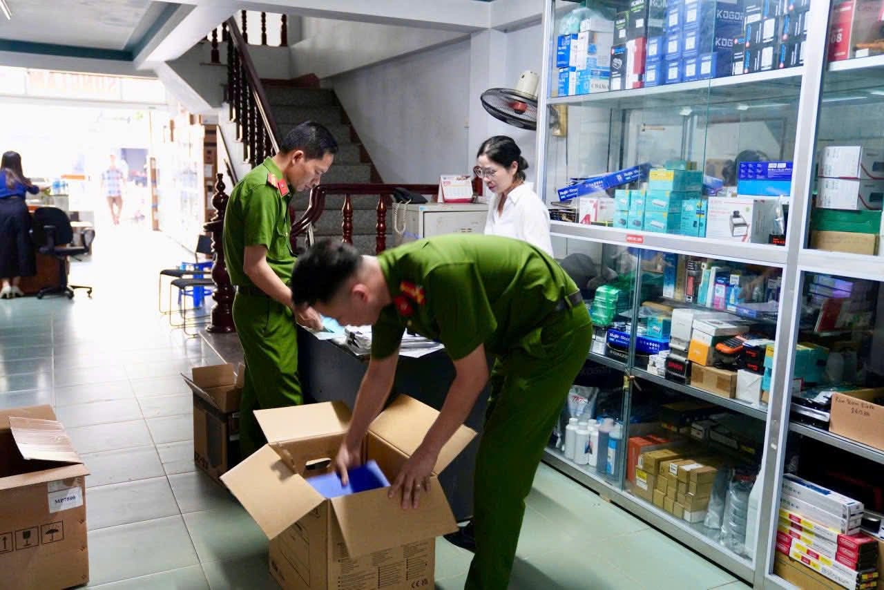 Hình ảnh cảnh sát khám xét trong vụ án bản quyền phần mềm đầu tiên trên cả nước - Ảnh 5