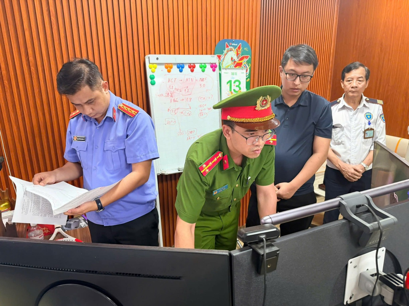 Hình ảnh cảnh sát khám xét trong vụ án bản quyền phần mềm đầu tiên trên cả nước - Ảnh 10