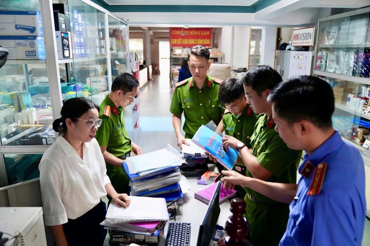 Hình ảnh cảnh sát khám xét trong vụ án bản quyền phần mềm đầu tiên trên cả nước - Ảnh 1