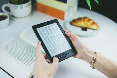'Cần ý thức dùng sách số có bản quyền'