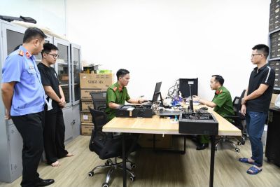 Hình ảnh cảnh sát khám xét trong vụ án bản quyền phần mềm đầu tiên trên cả nước