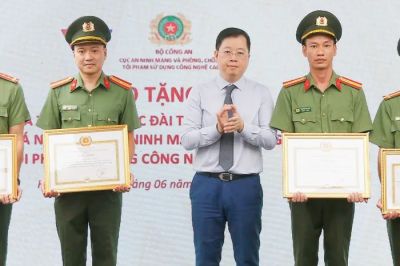 Đài THVN trao Bằng khen cho lực lượng triệt phá các đường dây xâm phạm bản quyền số
