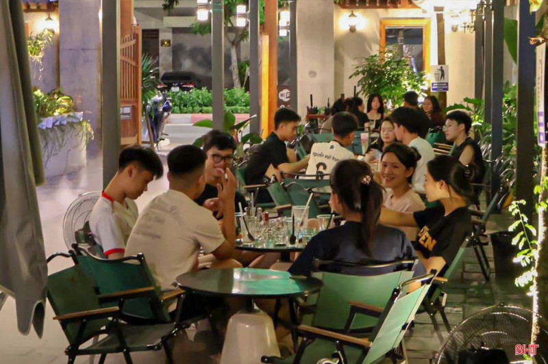 Chủ quán cà phê ở Hà Tĩnh loay hoay trước quy định trả tiền bản quyền âm nhạc - Ảnh 1
